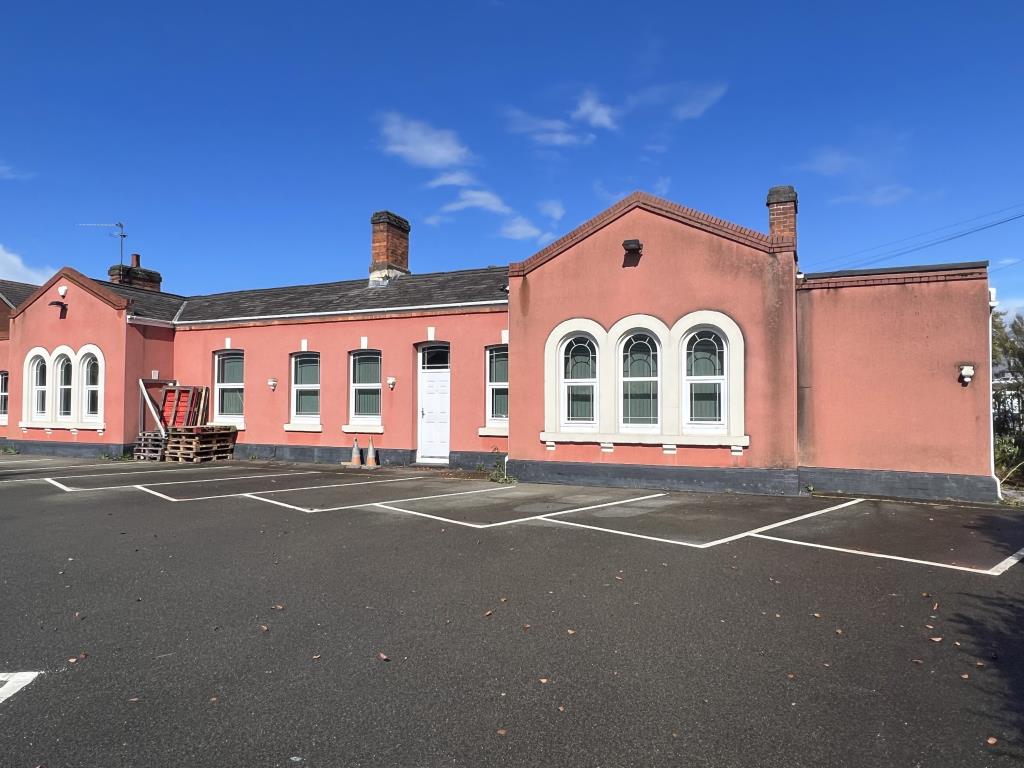 Lot: 96 - OFFICES PREMISES AND PARKING WITH POTENTIAL -